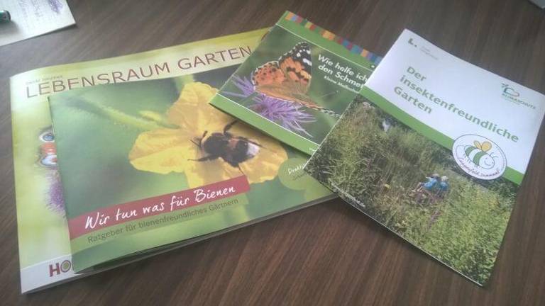 vier Broschüren von Nabu und anderen Umweltschutzverbänden zum Thema wildbienfreundliche Gartengestaltung