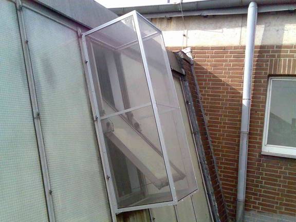 Schwingfenster in Seitenansicht, mit davor installierter Insektenschutzkonstruktion