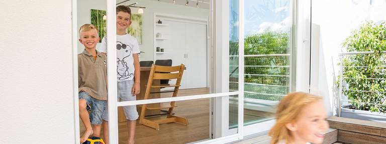 Das Fliegengitter für die Balkontür macht es möglich, Türen zu öffnen, ohne dass Insekten in die Wohnung gelangen.