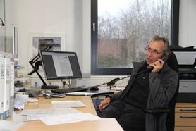 Wolfgang Marquardt, Ansprechpartner bei der Schulz-Dobrick GmbH für Gewerbekunden und Fachhandel sitzt am Schreibtisch und telefoniert