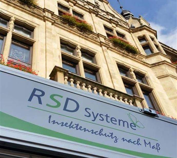 RSD Systeme GmbH Stand in Hildener Fußgängerzone vor historischem Gebäude