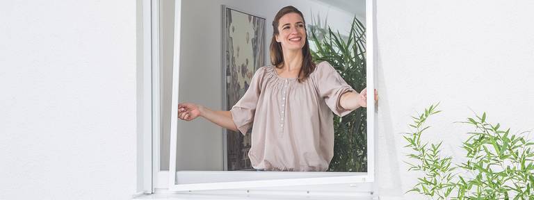 Ein Spannrahmen macht es möglich, ein Fliegengitter an Ihrem Fenster ohne Bohren anzubringen