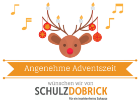 Adventsgrußkarte von der Schulz-Dobrick GmbH, Motiv Rentier mit Kerzen auf und Weihnachtskugeln an dem Geweih und "Angenehme Adventstage wünschen wir von SchulzDobrick"