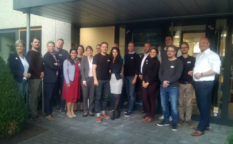 Teilnehmer des BVMW-Treffen bei der Schulz-Dobrick GmbH vor der Tür