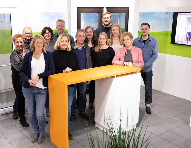 Gruppenfoto des Büroteams der Schulz-Dobrick GmbH in Langenfeld