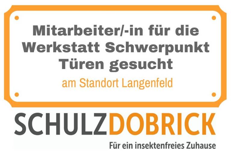 Schild "Mitarbeiter/-in gesucht für die Werkstatt mit dem Schwerpunkt Türen" für die Schulz-_Dobrick GmbH in Langenfeld