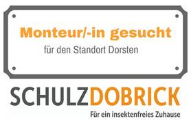 Schild mit Aufschrift Monteur oder Monteurin gesucht der Schulz-Dobrick GmbH