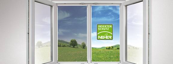 In einem Fensterrahmen sind zwei verschiedene Gewebe verarbeitet, nur das Transpatec Gewebe von der Firma Neher sorgt für perfekte Durchsicht.
