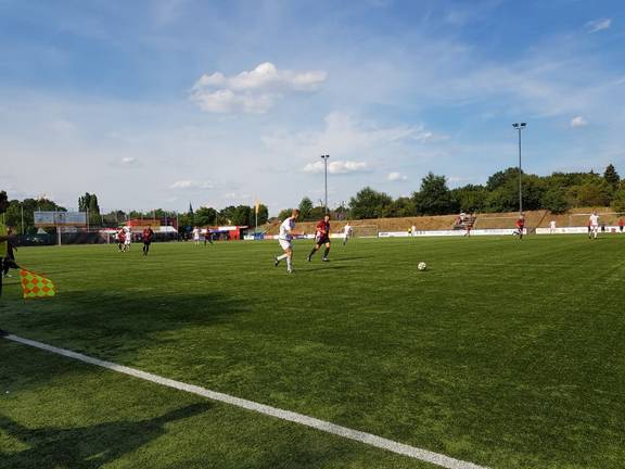 Auf dem Spielfeld beim Finalspiel SchulzDobrick-Cup 2018 HSV Langenfeld vs Gencherbirligi 