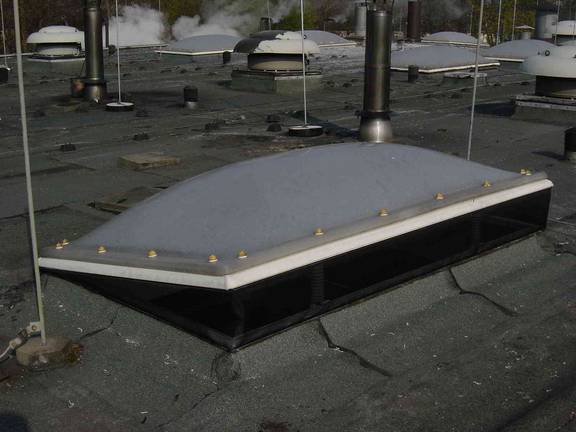Dach mit Dachhauben, die im geöffneten Spalt Insektenschutzgewebe installiert hat